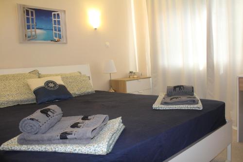 帕莫瑞Lovely 1-bedroom apartment with pool, 250 m to the beach的一间卧室配有带毛巾的床