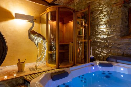 卡斯蒂廖恩菲奥伦蒂诺Borgo Dolci Colline Resort Limonaia的浴室里设有浴缸,上面有鸟的雕像