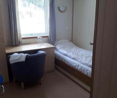 FjellRo的客房设有床、椅子和窗户。