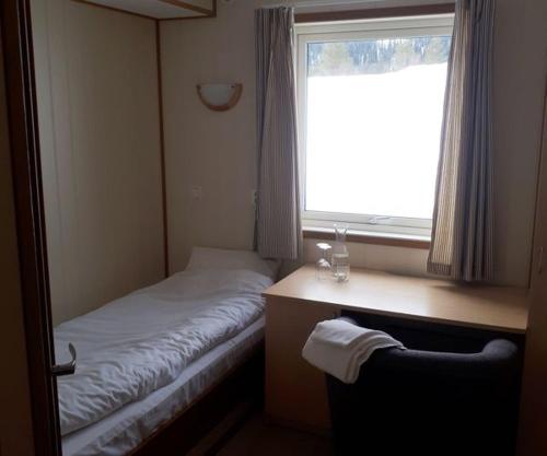 FjellRo的小房间设有床和窗户