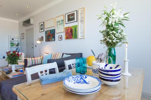 卡萨布兰卡莉利亚公寓的一张餐桌,上面有蓝色和白色的菜肴