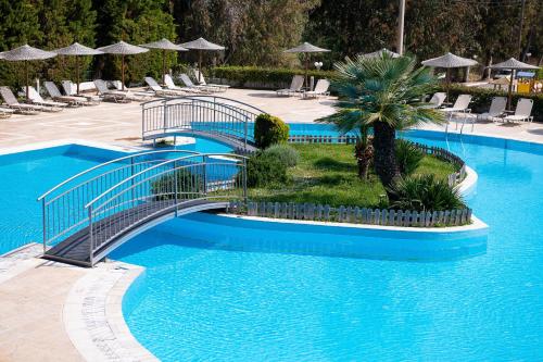 欧拉努波利斯亚历山德罗帕丽斯酒店的度假村内一座带桥梁的游泳池