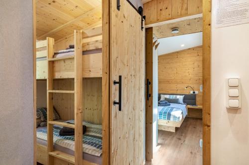 阿绍Alpenchalet zum Hirsch的小屋内带双层床的房间