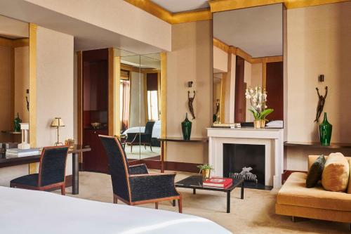 巴黎Park Hyatt Paris - Vendôme的酒店客房配有一张床和一个壁炉。