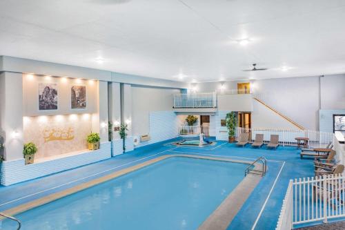 奇斯顿拉什莫尔山附近温德姆克斯通恩贝蒙特酒店的游泳池,位于酒店带游泳池的客房