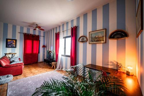 沃卡罗Art Apartment Ticino的客厅拥有蓝色和白色条纹墙