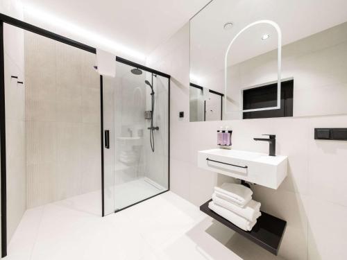 里加Tribe Riga City Center的白色的浴室设有水槽和淋浴。