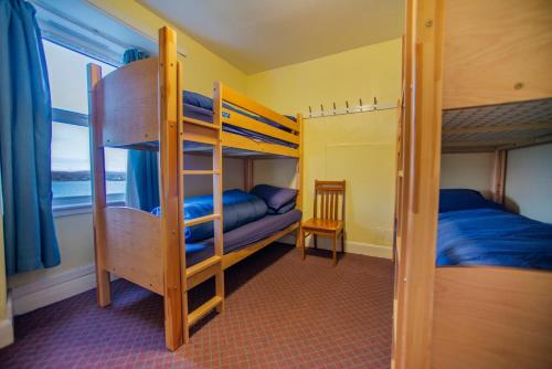 布罗德福德布罗德福德青年旅舍的双层床间设有两张双层床和梯子