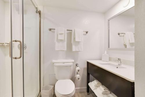兰德尔希尔Chateau Mar Golf Resort, Trademark Collection by Wyndham的白色的浴室设有卫生间和水槽。