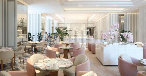 多哈Waldorf Astoria Doha West Bay的餐厅的 ⁇ 染,配有桌椅