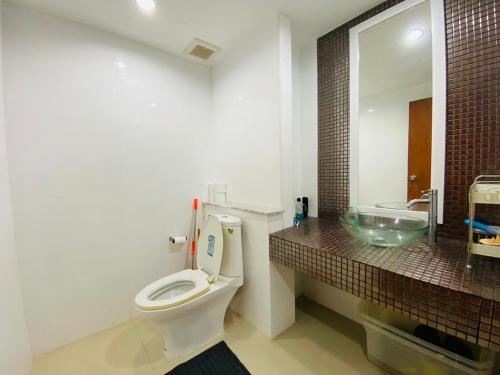 南芭堤雅钻石公寓的一间带卫生间和水槽的浴室