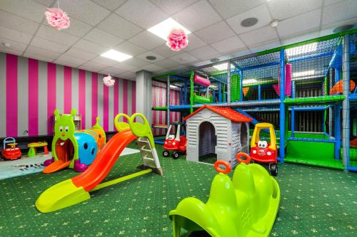 格但斯克Prawdzic Family Resort & Wellness的一个带滑梯和游乐场的儿童游戏室