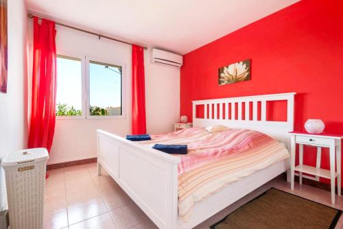 阿罗纳Casa Limona - In Teneriffas Sonnigem Süden的红色卧室配有白色的床和红色窗帘