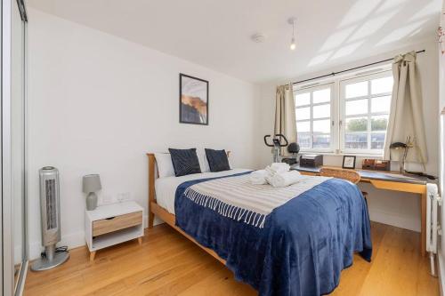 布里斯托Cosy 2 bed flat in central Bristol on river Avon的一间卧室配有一张床和一张书桌