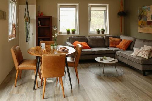 东卡佩勒Duinweg 2b的客厅配有桌子和沙发