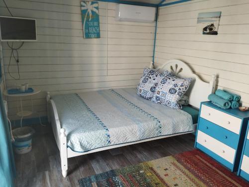 茹里洛夫卡Blue Bungalow Jurilovca的一间小卧室,配有一张床和一个梳妆台