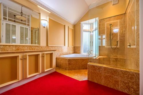奥克兰Aachen House的带浴缸、淋浴和盥洗盆的浴室