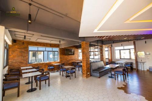 SiayaHotel Lourdes, Siaya的餐厅设有桌椅和沙发。