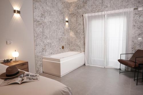 兹奇隆亚科夫49 Boutique的一间带浴缸、床和窗户的卧室