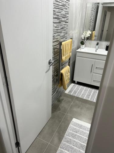 奥克兰Private resident的一间带水槽、卫生间和镜子的浴室