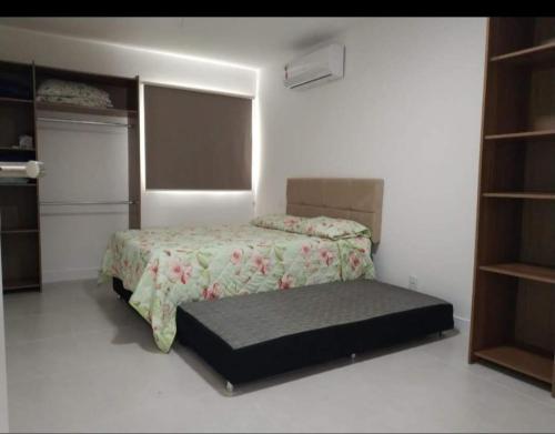 阿拉亚尔-杜卡布Golden Lake Arraial do Cabo Resort的一间小卧室,配有床和窗户