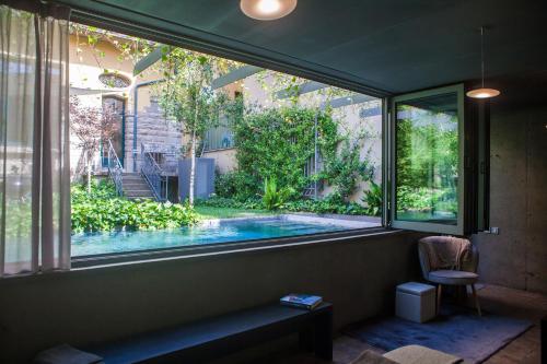 奥洛特Fàbrica Descals and Pavillion的享有游泳池景致的窗户