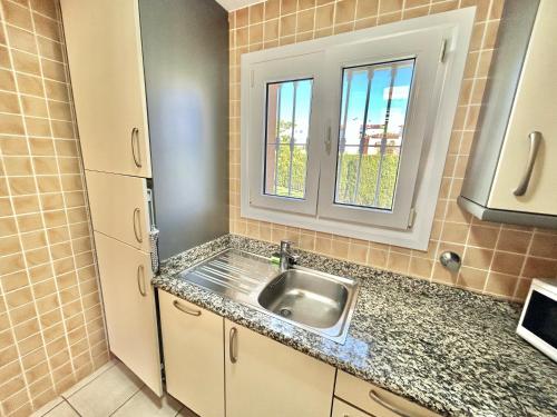奥利瓦Apartamento Teresa的厨房设有水槽和窗户。