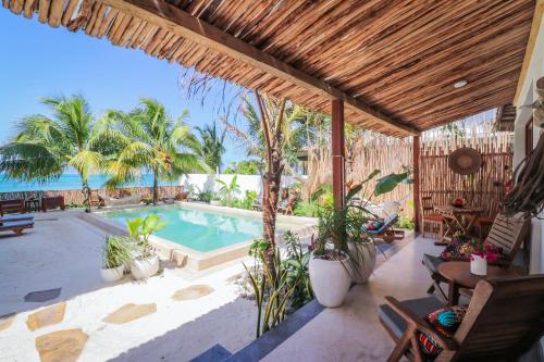 江比阿Babu Villas的一个带游泳池和棕榈树的户外庭院
