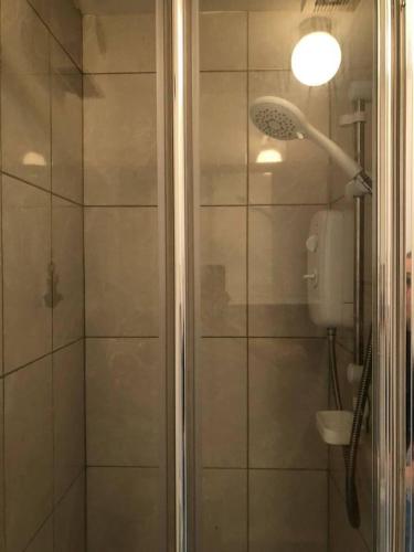 科克Beautiful 1-Bed Apartment in Cork的带淋浴喷头的浴室