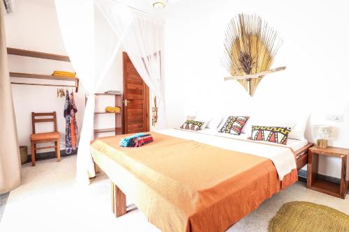 江比阿Babu Villas的一间卧室配有两张床和椅子