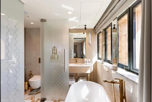雷布尼克Bel Mon Resort的浴室配有白色浴缸和水槽