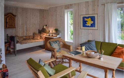 桑讷菲尤尔Amazing Home In Sandefjord With Wifi的客厅配有沙发和桌子