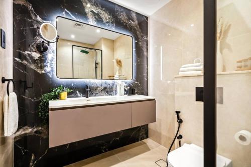 迪拜Luxury apartment at Discovery的一间带水槽和镜子的浴室