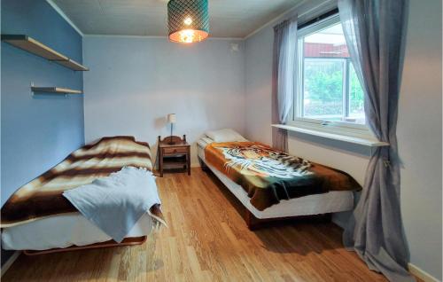 永比Amazing Home In Ljungby With Harbor View的一间卧室设有两张床和窗户。