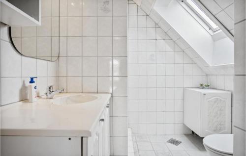 Ryomgård2 Bedroom Cozy Home In Ryomgrd的白色的浴室设有水槽和卫生间。