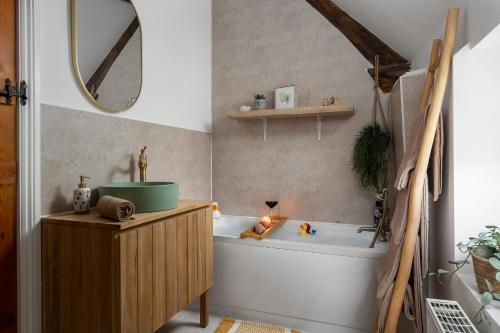 斯托昂泽沃尔德Stow Newly Remodeled Scandi Chic的带浴缸、水槽和镜子的浴室
