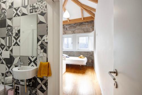 孔迪镇Lidador House Vila do Conde的一间带水槽和镜子的浴室