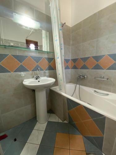 马拉松坎博斯Pantheon Apartments & Studios的浴室配有盥洗盆、卫生间和浴缸。