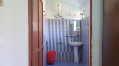 BadīyārgaonVillotale Khadait SH的一间带水槽和卫生间的小浴室
