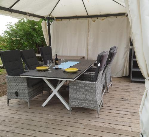 DösjebroLyckans Lodge的帐篷下的餐桌和椅子