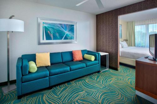 威洛格罗夫万豪费城威洛格洛夫斯普林希尔套房酒店的一间位于酒店客房内的带蓝色沙发的客厅