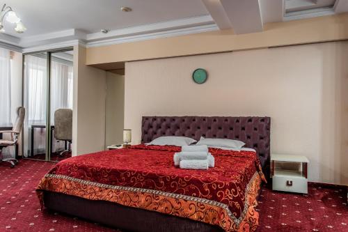 基希讷乌Star Rent Hotel的一间卧室配有一张带红色毯子的大床