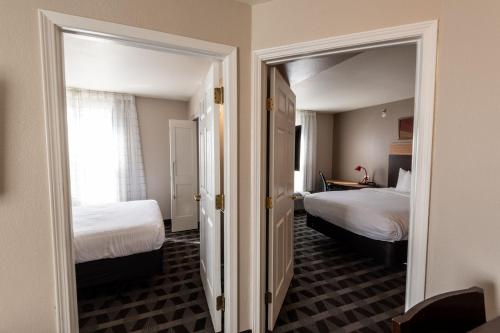 杰汉奈杰汉奈哥伦布机场套房酒店的酒店客房,设有两张床和镜子