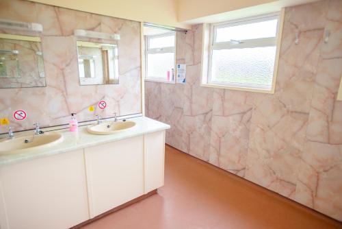 柯克沃尔Kirkwall Youth Hostel的一间带两个盥洗盆和大镜子的浴室
