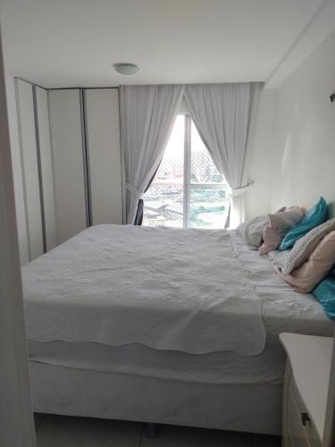 福塔莱萨Quartos - Cíntia的一间卧室设有一张大床和窗户