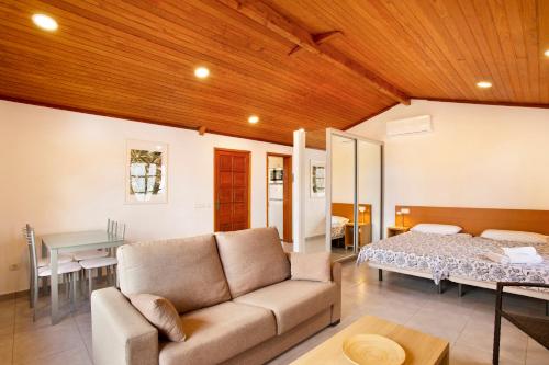 莫甘Paraiso del Molinero Alto的客厅配有沙发和1张床