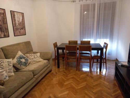 阿维拉CASA ESQUILAS的客厅配有沙发和桌椅