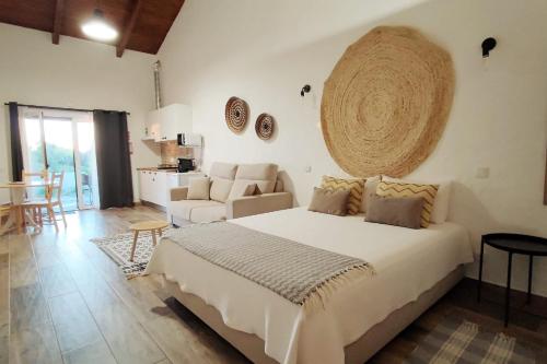佩拉Monte das Fontainhas的一间带大床的卧室和一间客厅