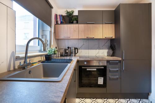 爱丁堡Modern 2BED Apartment-Free Parking的厨房配有水槽和台面