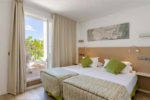 帕尔马海滩赫姆广场松瑞格公寓的酒店客房设有两张床和一个阳台。